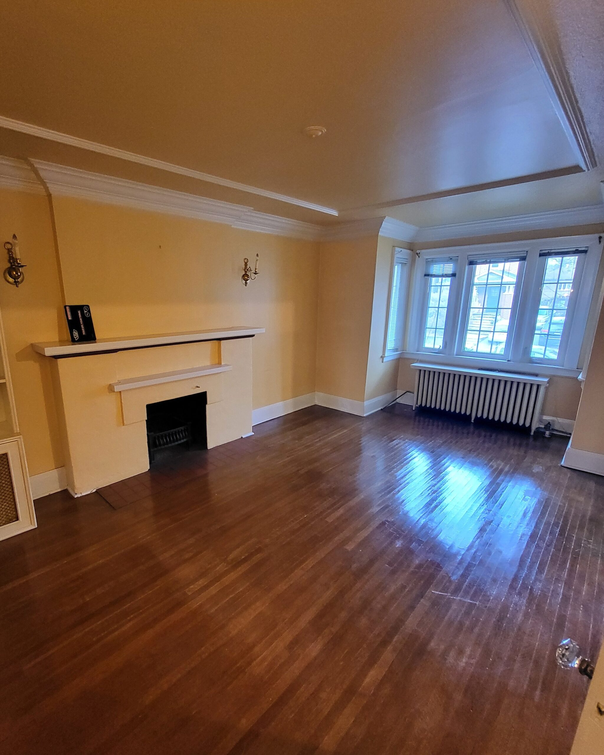 original-living-room-before-renovation-toronto