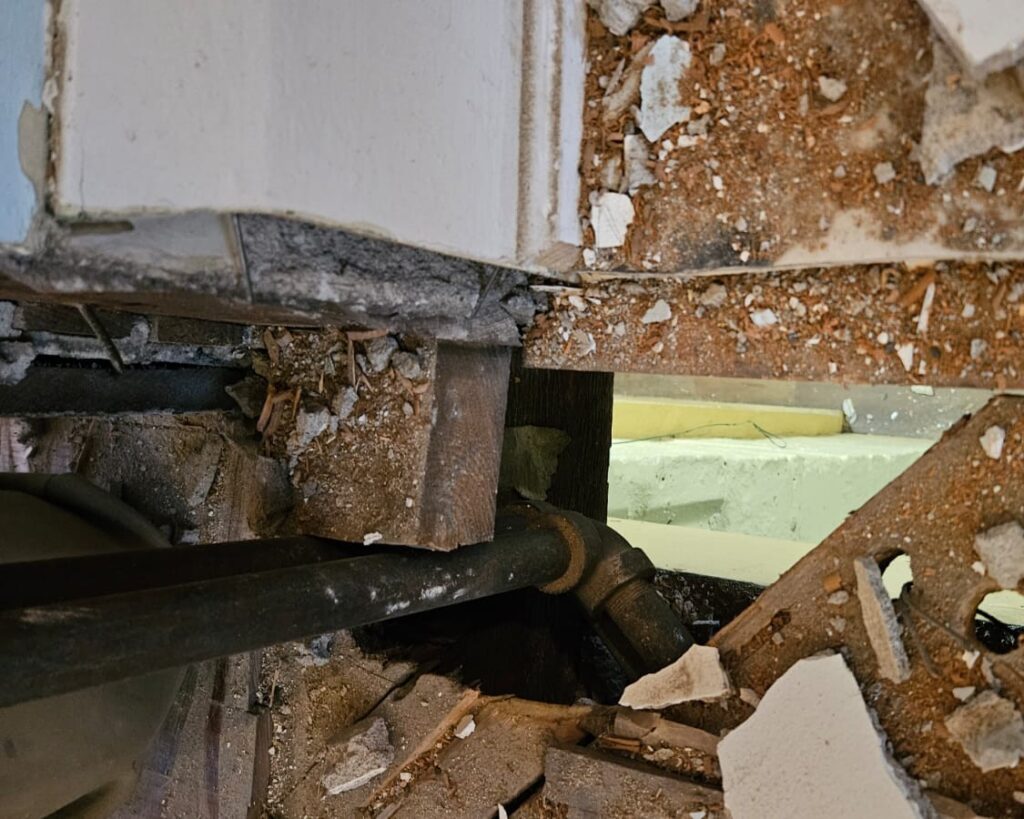 Pipes embedded and hidden inside the walls