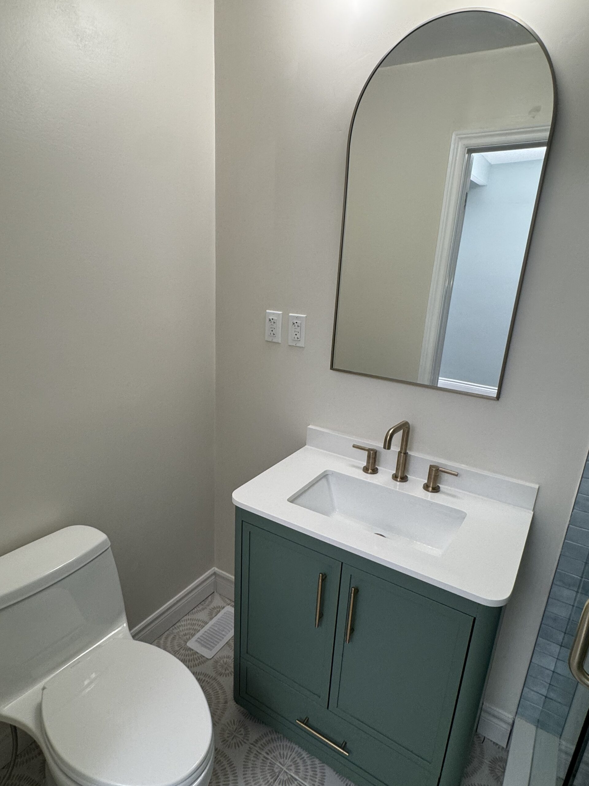 ensuite-bathroom-green-vanity-arched-mirror-brushed-brass-toronto