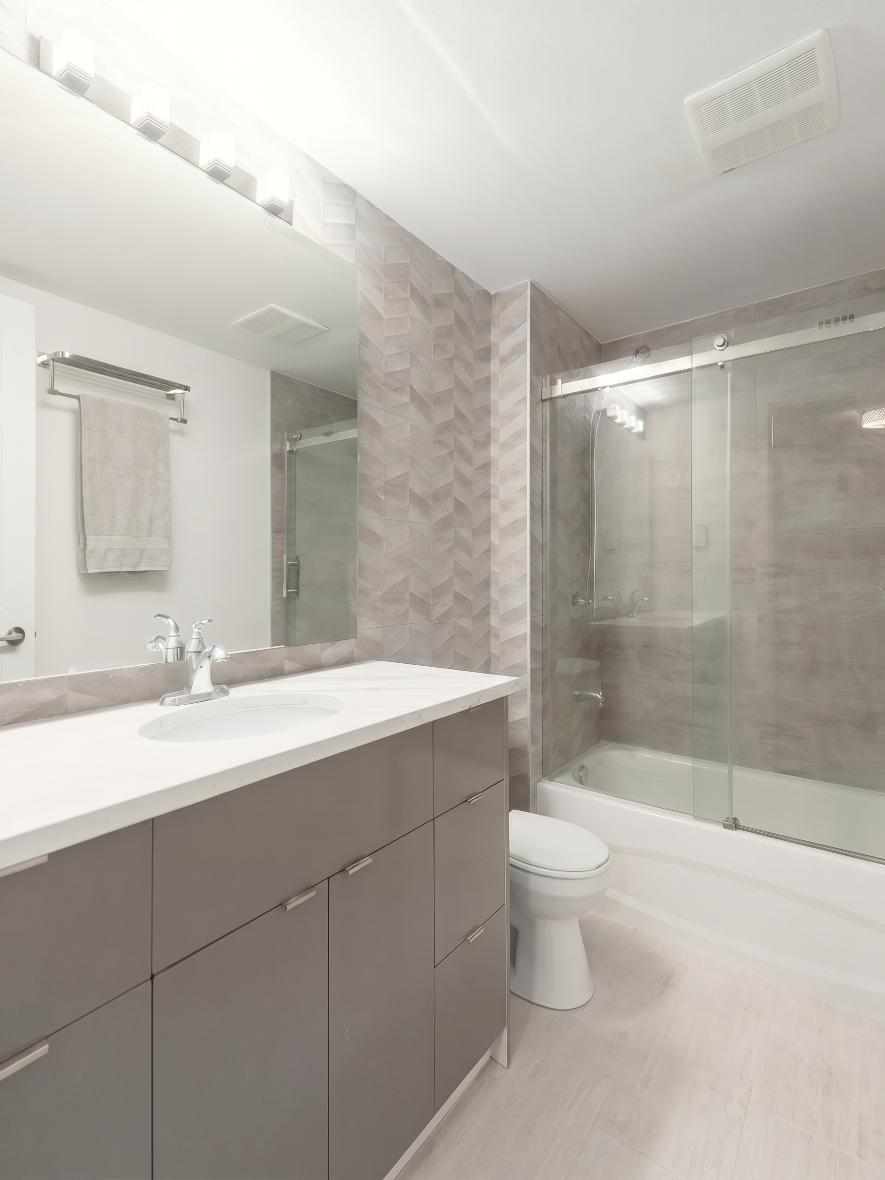 modern-grey-bathroom-tub-shower-renovation-toronto