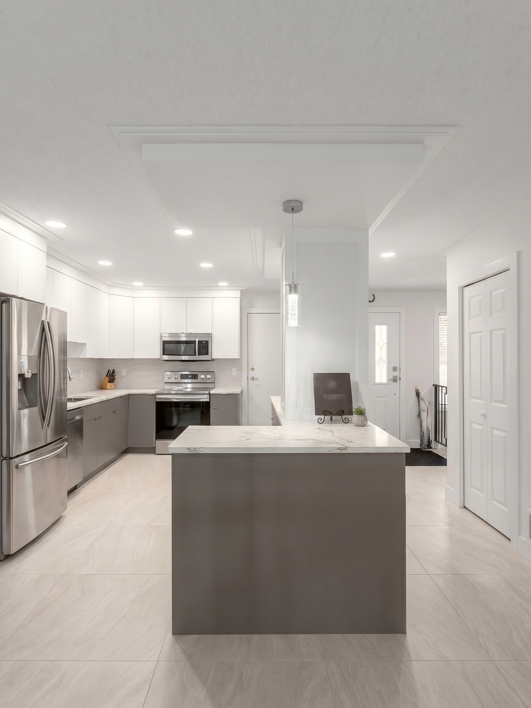 modern-kitchen-renovation-north-york-quartz-peninsula